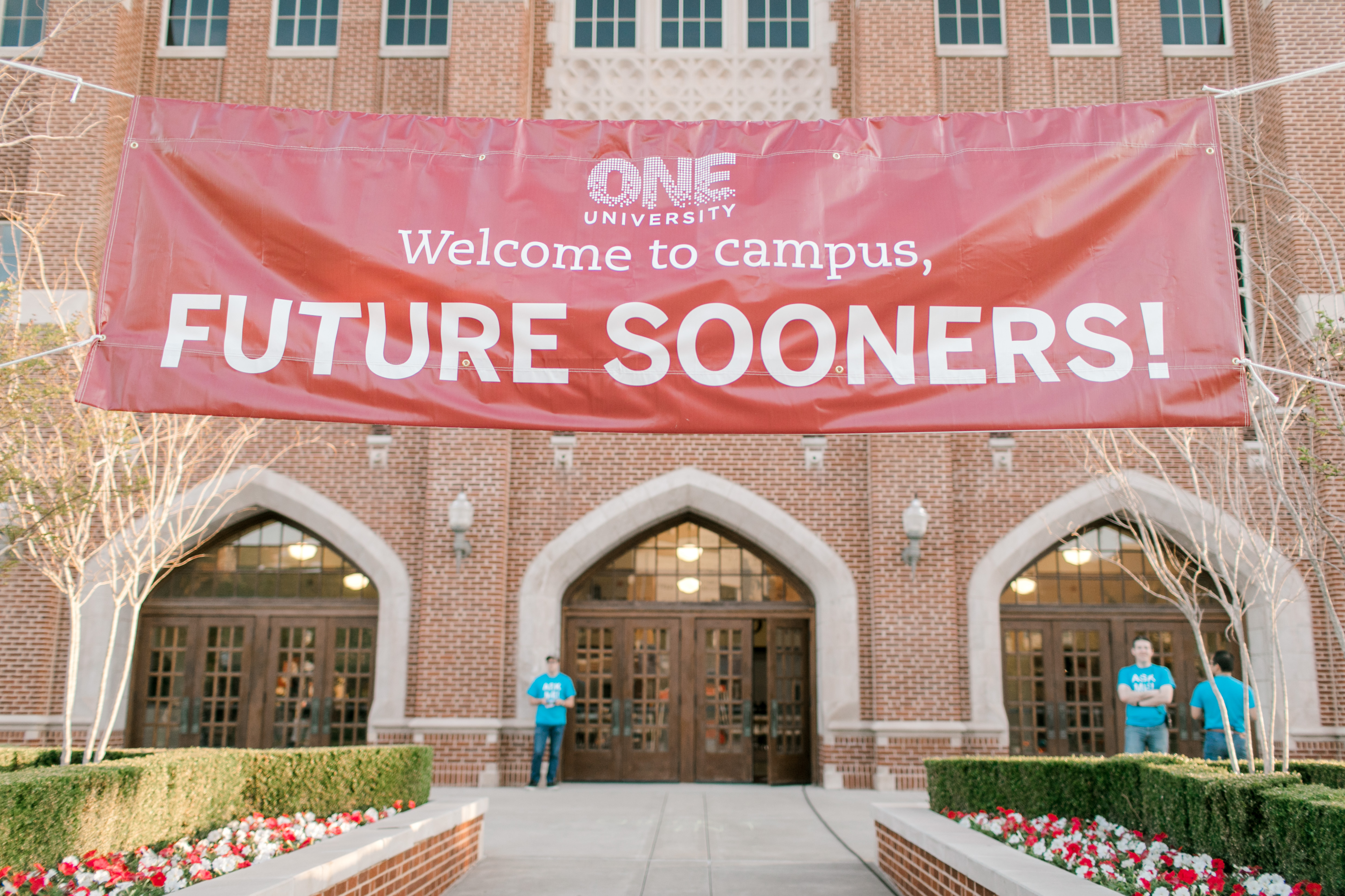 Large "future sooners" banner welcoming new students.