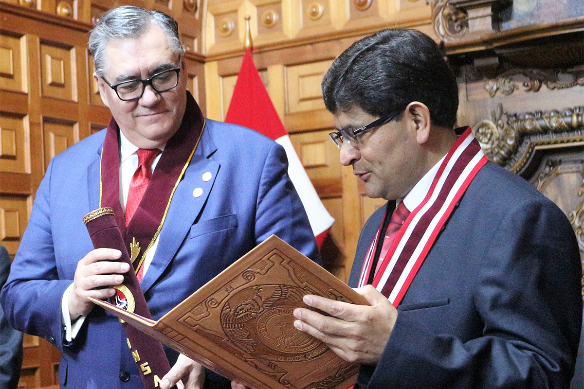 OU vice president for research and partnerships Tomás Díaz de la Rubia visits the Universidad Nacional de San Agustín in Peru to sign an agreement to develop a $9 million joint research program