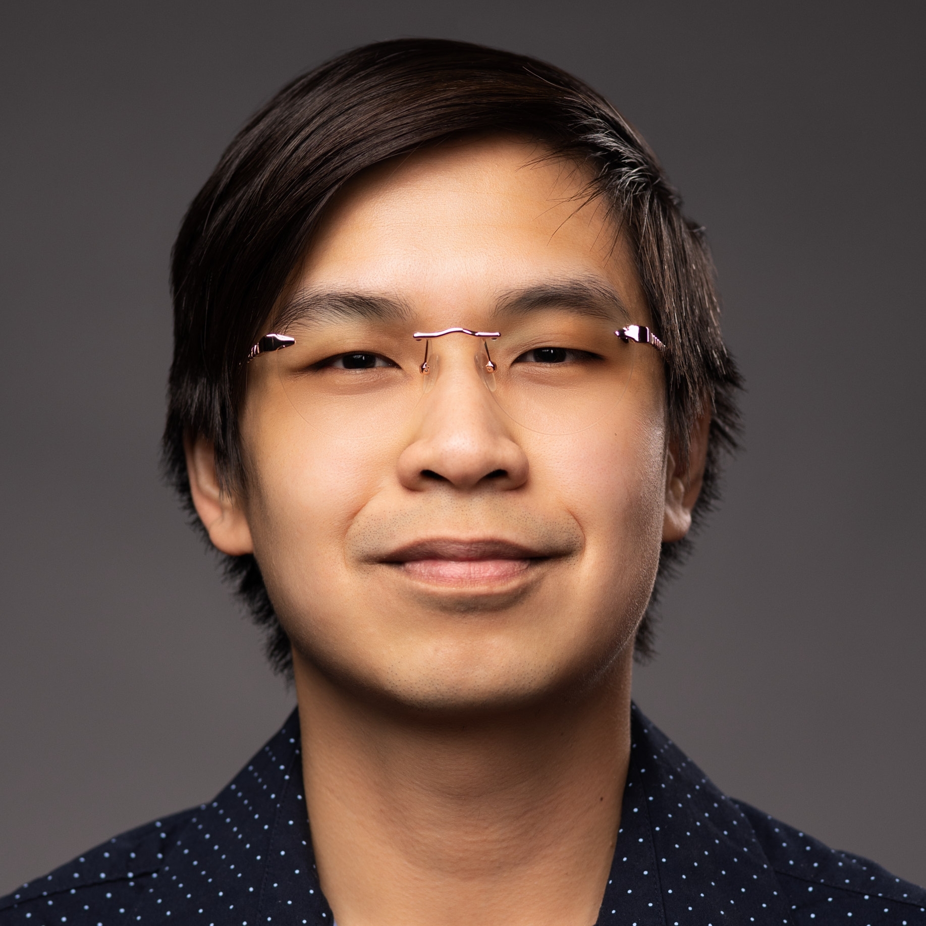 An O U flag on a lamppost, surrounded by greenery.