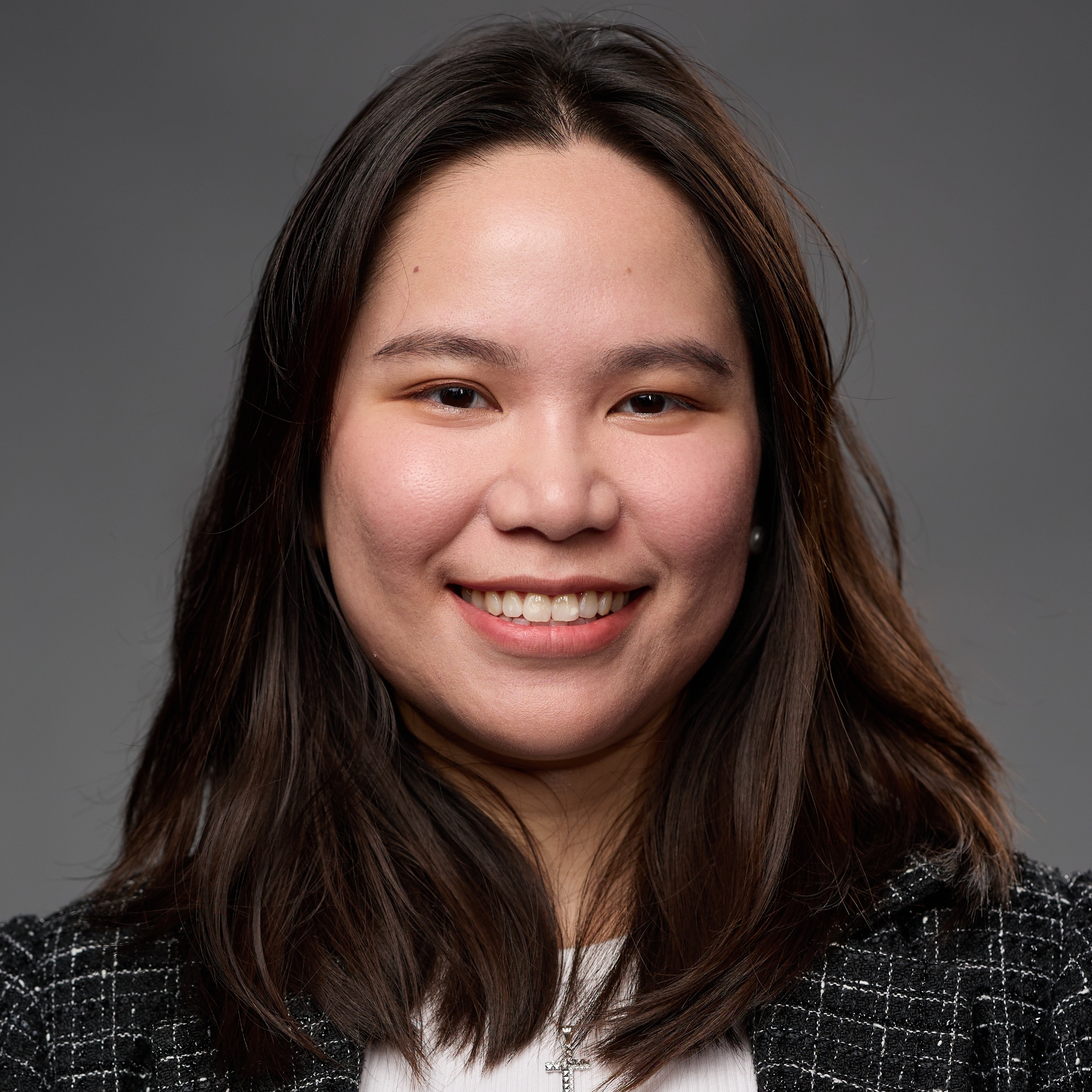 An O U flag on a lamppost, surrounded by greenery.