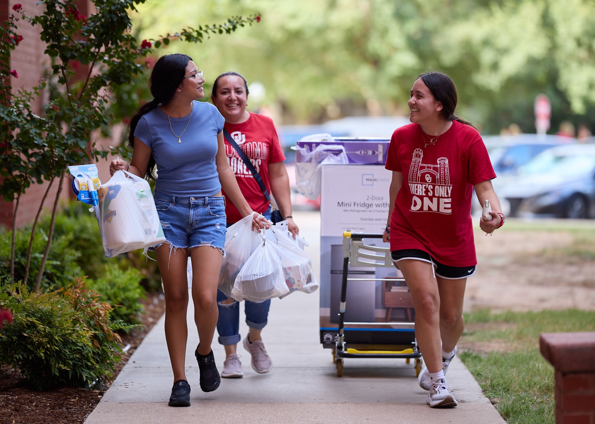 Students moving in to OU
