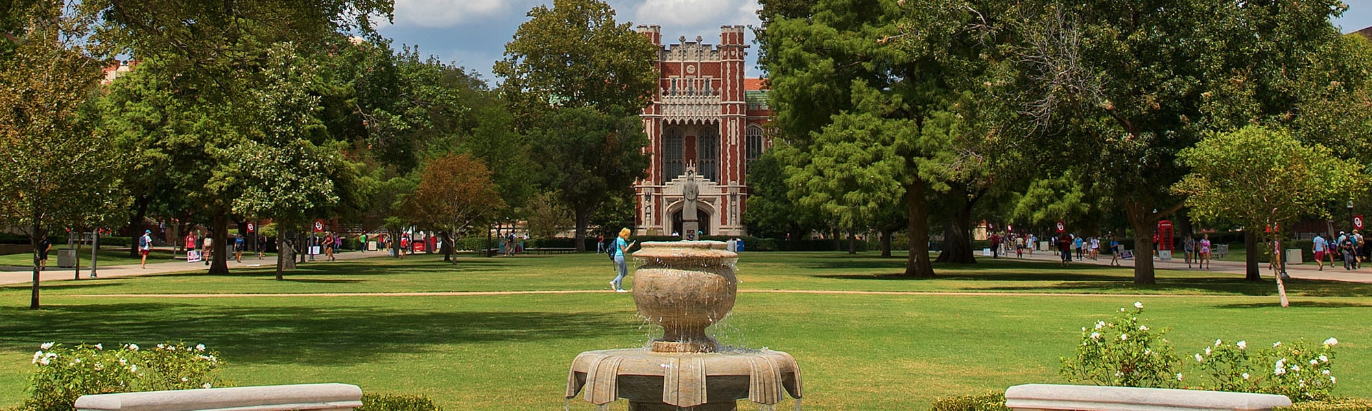 Photo of the Bizzell library facade and a fountain located on the south oval of the OU Norman campus.