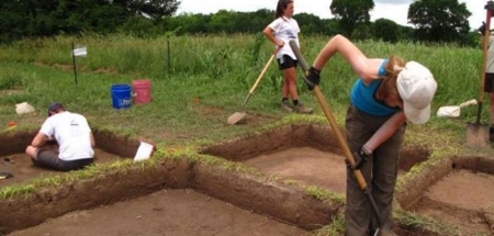 Students excavating at Spiro Mounds, OK.