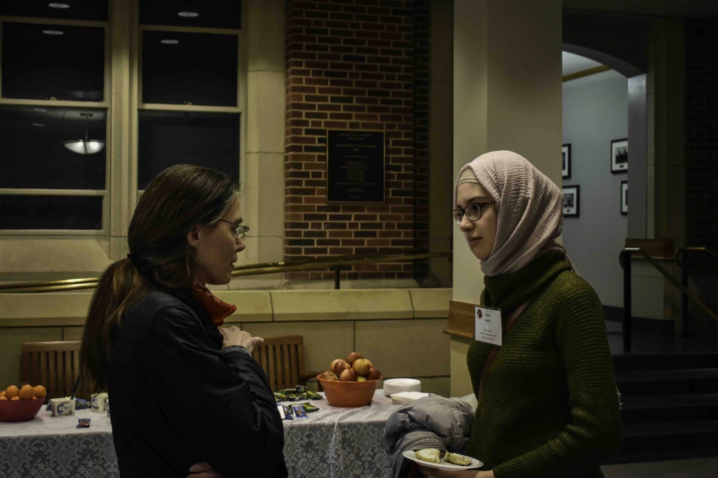 Doerte Blume having a discussion with an attendee.