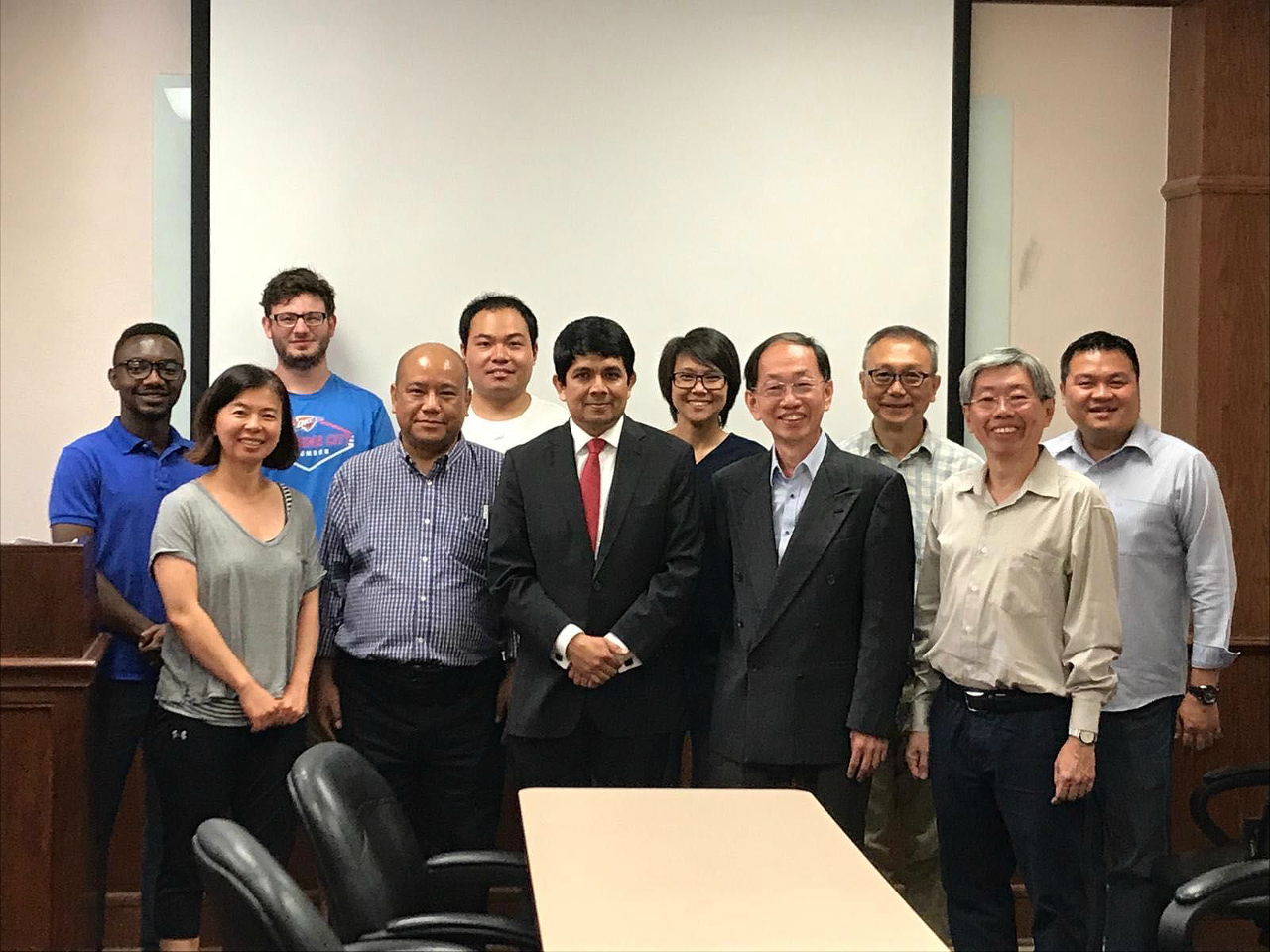 Dr. Song, Dr. Siddique, students and a group of engineers from Singapore