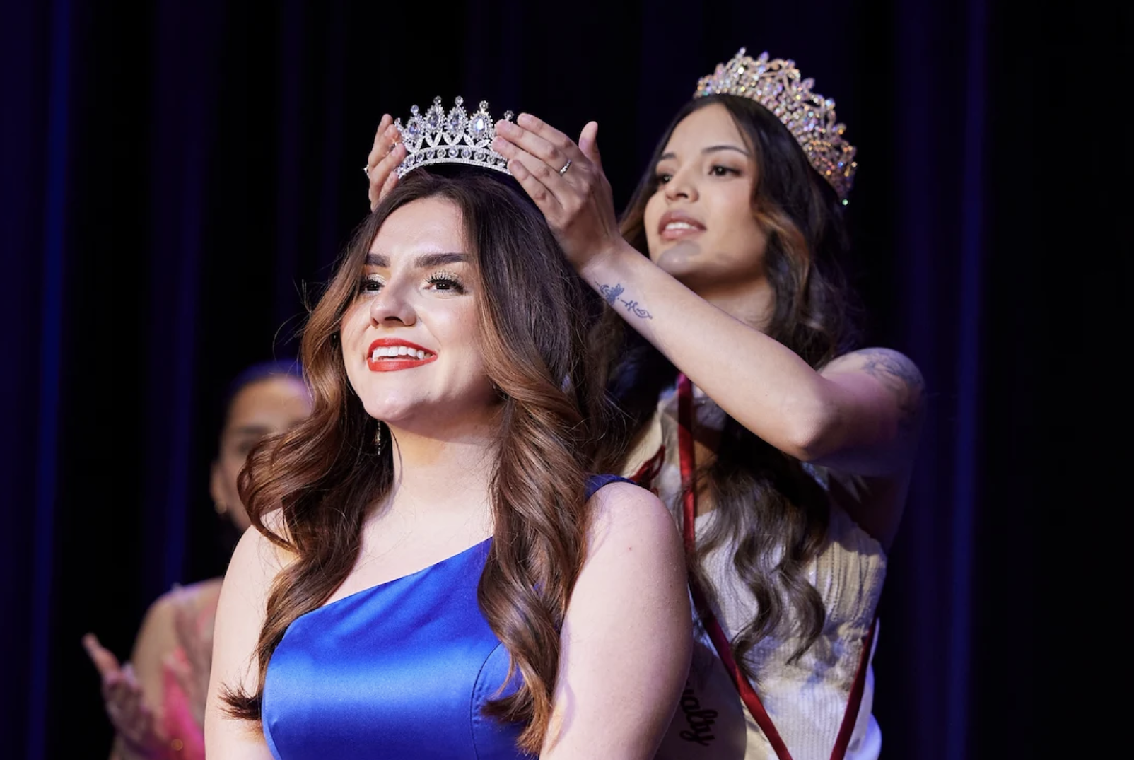 Daniela Orozco Gómez being crowned