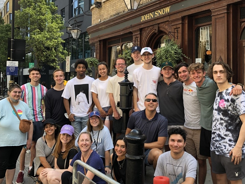 Group of students with Dr. Hamory and Dr. Burge in front of John Snow in London. 