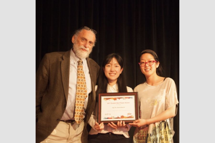 Yeji Yi with her award and colleagues.