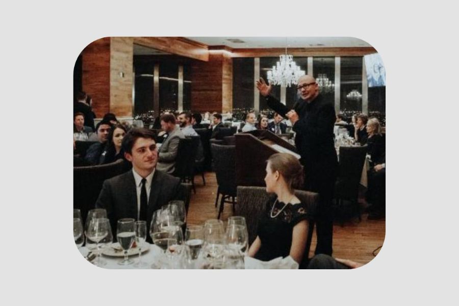 Dean Han Butzer speaks at the dinner.