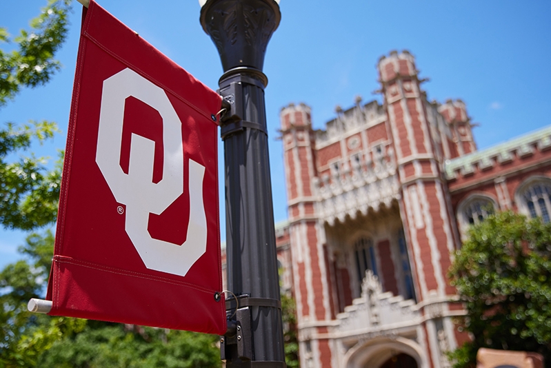 Picture of OU flag on lamp post