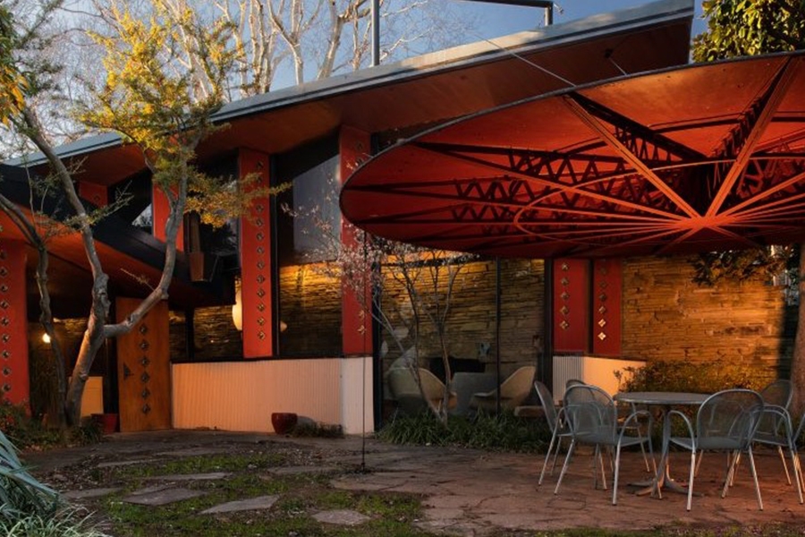 A wide view of The American School patio.