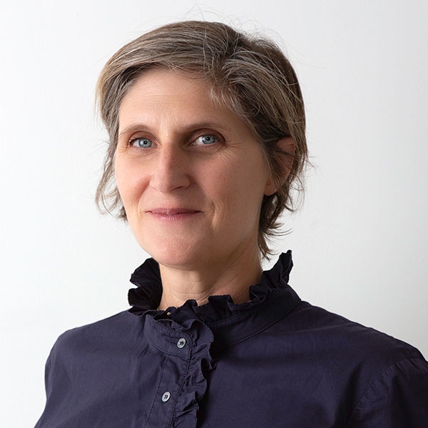 An O U flag hanging from a lamppost.