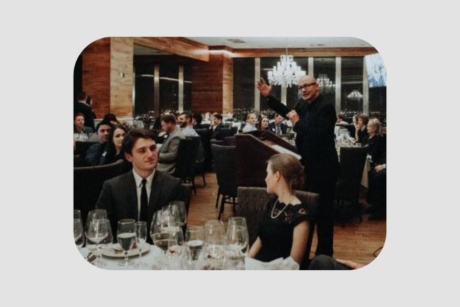 Dean Han Butzer speaks at the dinner.