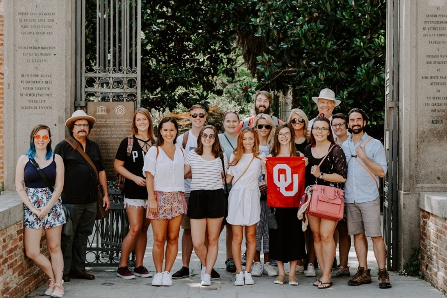The Garden History class poses for a photo.