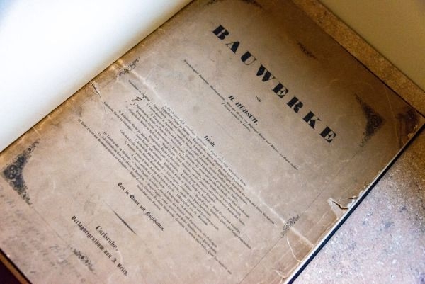 The cover page of an old copy of Bauwerke by Heinrich Hübsch.