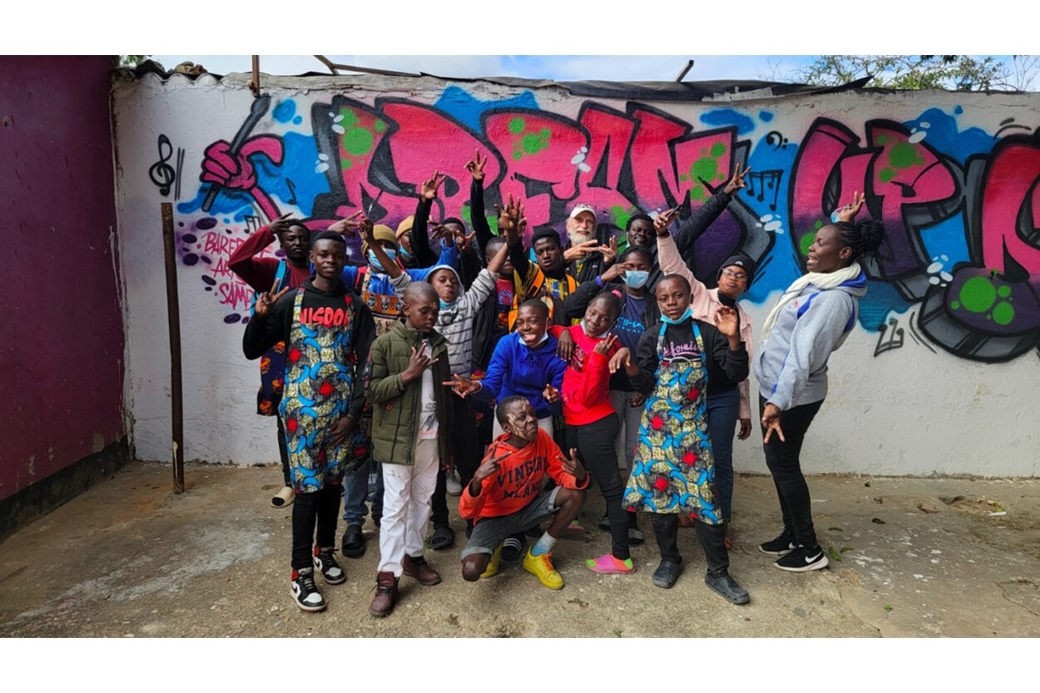 Boeck with Simanwe and workshop participants at Barefoot Theatre.