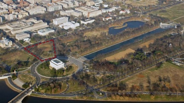 An aerial photograph with the new memorial site outlined in red near the Lincoln Memorial.