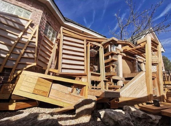 The front facade of Dreaming in the Lotus Bay.