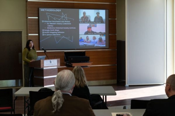 Giselle Walker presenting the methodology of her project.