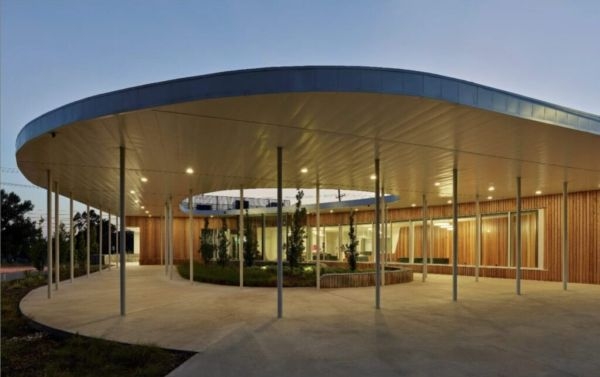 A curved, covered walkway at the Tulsa facility designed by Deborah Richards.