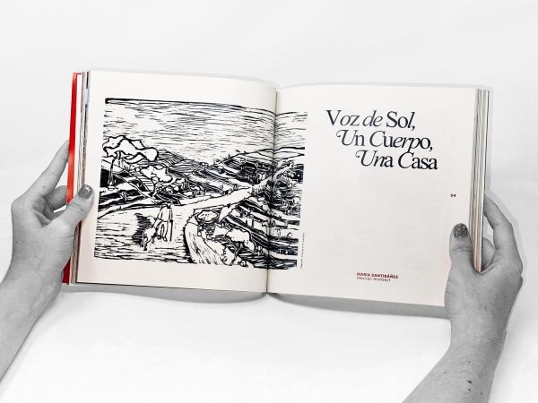 Hands holding an article titled "Voz de Sol, Un Cuerpo, Una Casa" with a black and white sketch of farmland.