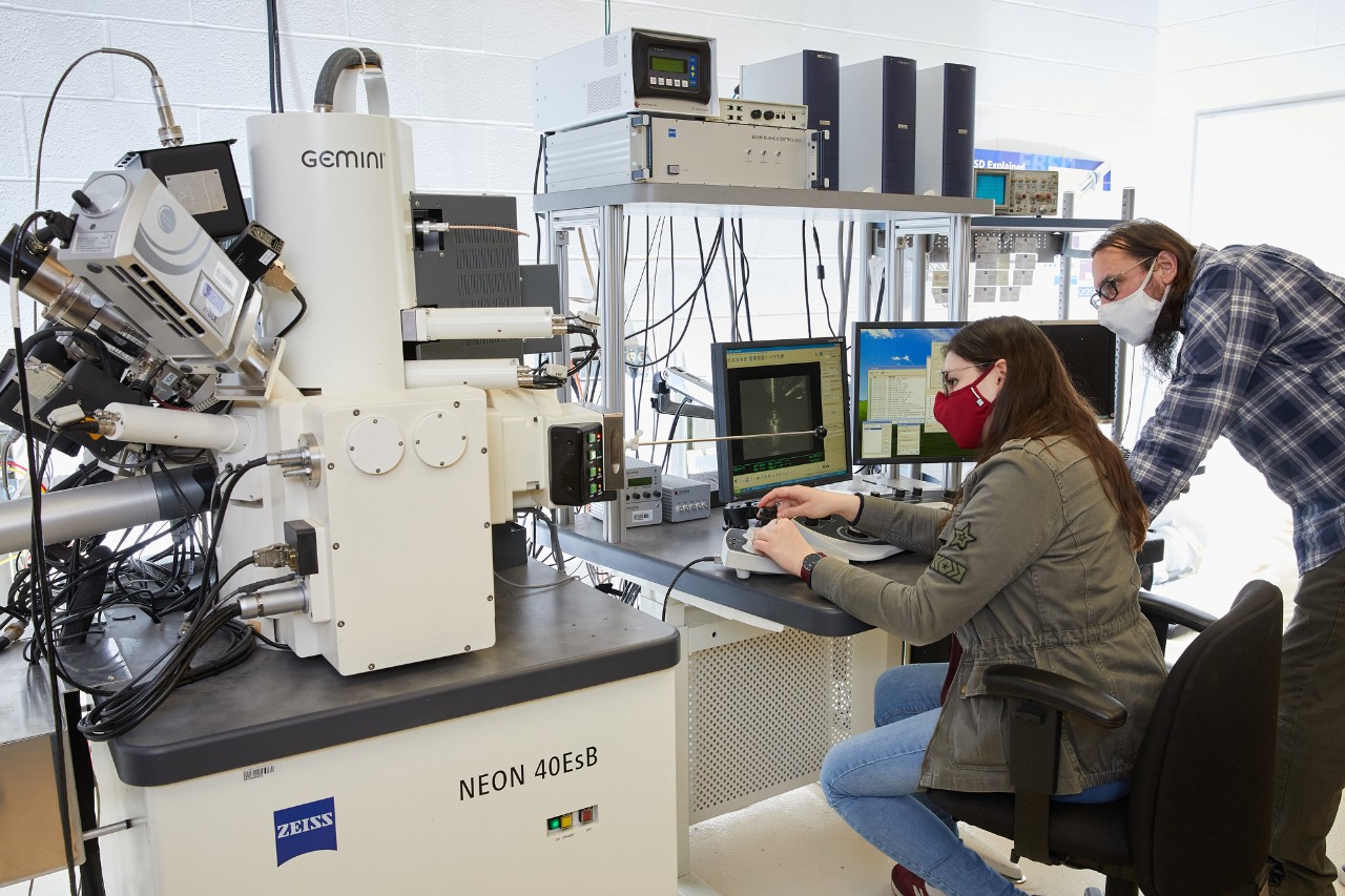 Students using the ZEISS NEON High Resolution SEM