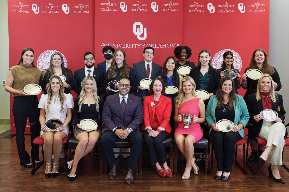 VP of Student Affairs and Dean of Students, Dr. David Surratt, Sooner Parents President, Melissa Medina, and the 16 2024 Outstanding Seniors.