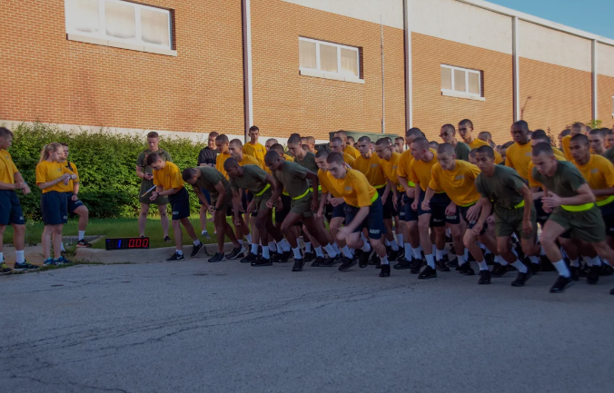 NROTC students beginning a resistance team running exercise.