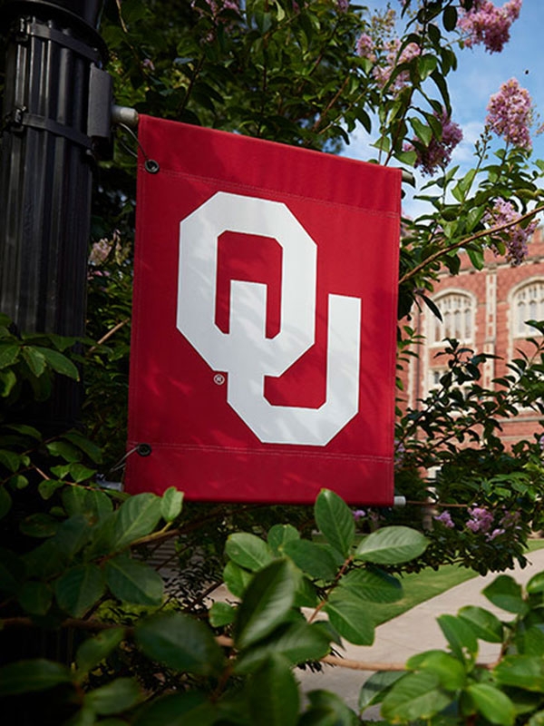 An OU flag on a lamppost.