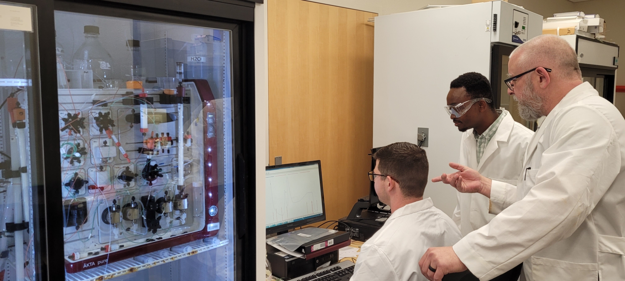 Photo of  3 persons on the Akta instrument