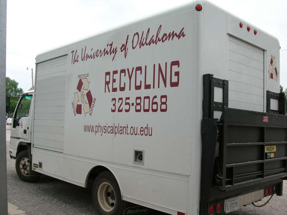 image of the OU recycling truck