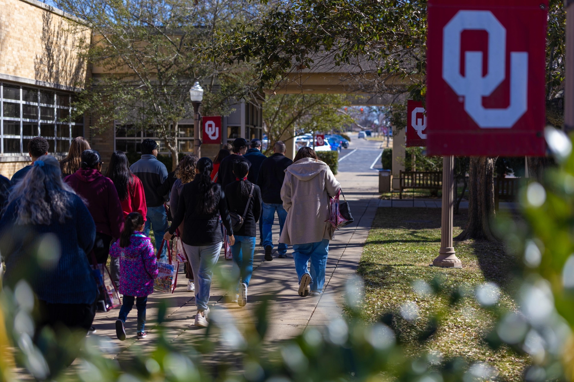 A student giving a thank present to a donor.