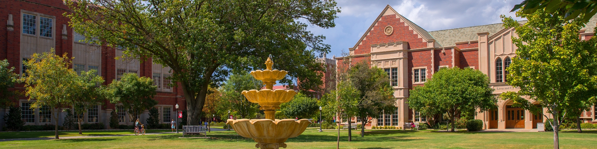 Image of Wagner Hall with fountain in front.